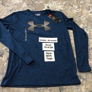 Long sleeve Under Armour heat gear. Boys XL